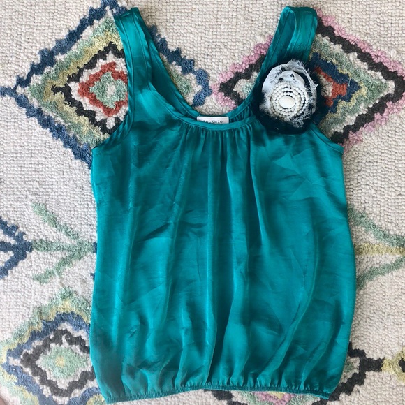 ☘️Silk Emerald Top with Pearl Flower Detail - Picture 2 of 7